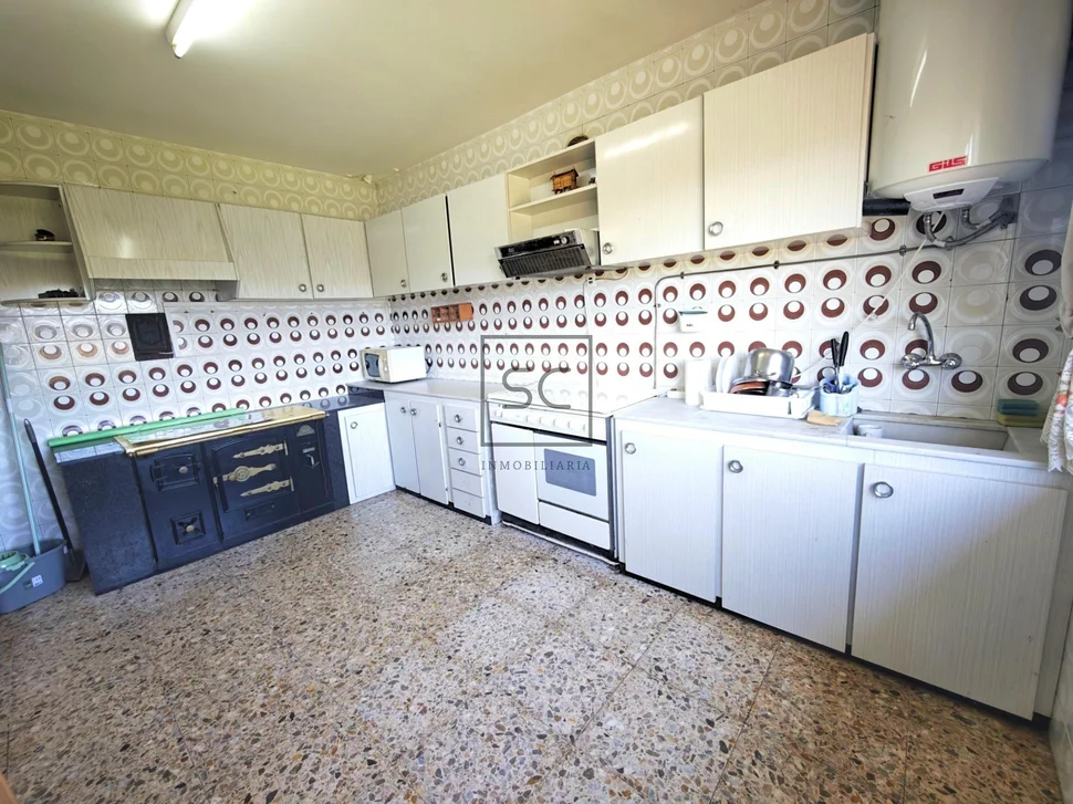 Casa independiente con dos viviendas y finca en Doso, Narón