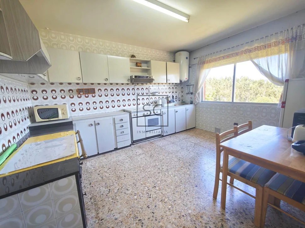 Casa independiente con dos viviendas y finca en Doso, Narón