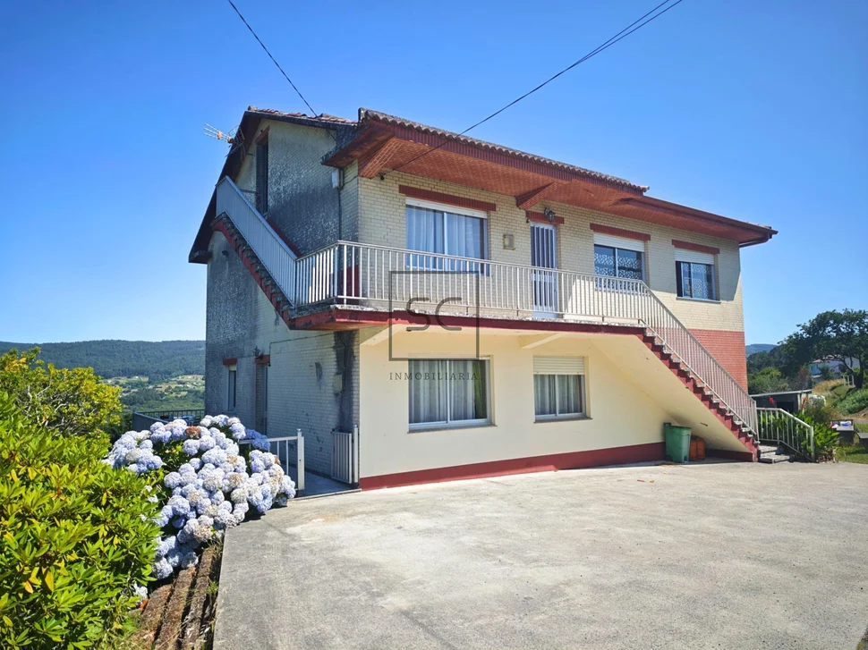 Casa independiente con dos viviendas y finca en Doso, Narón