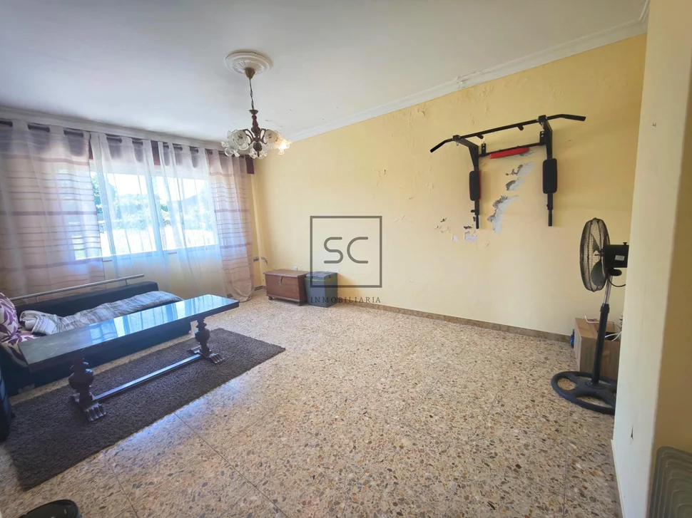 Casa independiente con dos viviendas y finca en Doso, Narón