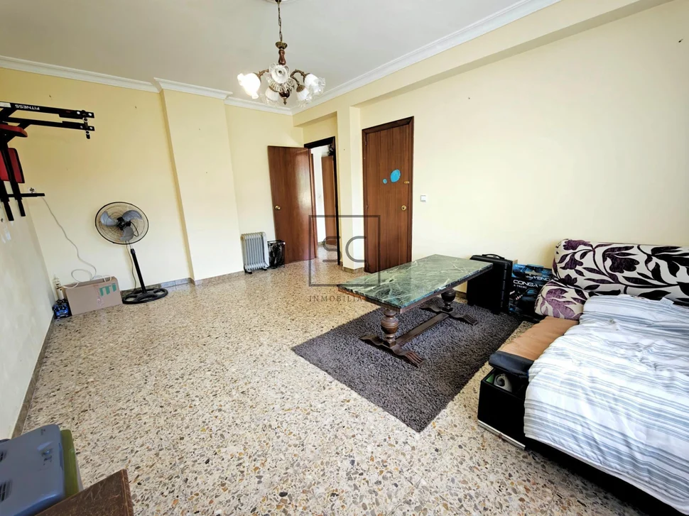 Casa independiente con dos viviendas y finca en Doso, Narón