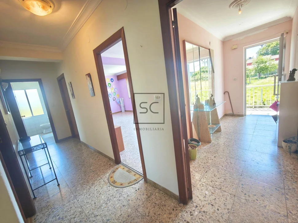 Casa independiente con dos viviendas y finca en Doso, Narón
