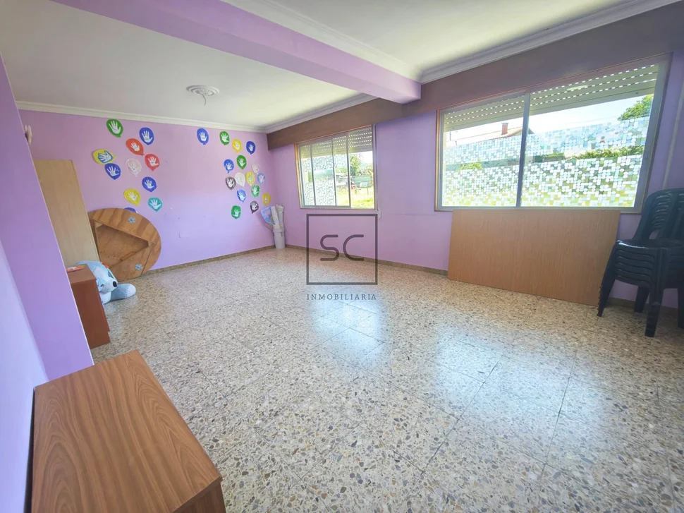 Casa independiente con dos viviendas y finca en Doso, Narón