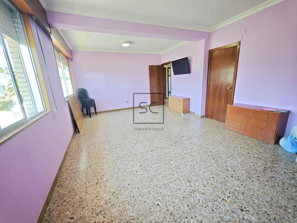 Casa independiente con dos viviendas y finca en Doso, Narón