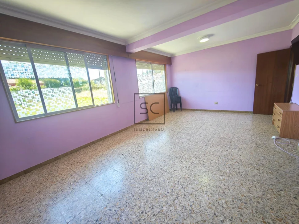 Casa independiente con dos viviendas y finca en Doso, Narón