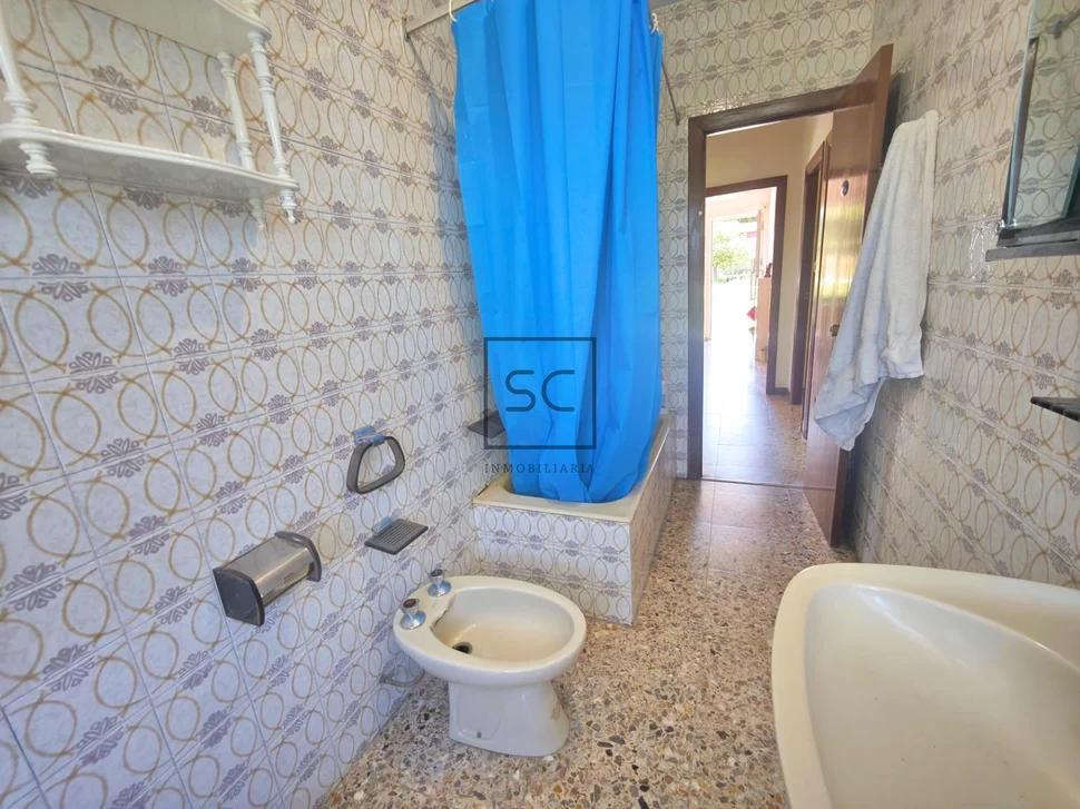 Casa independiente con dos viviendas y finca en Doso, Narón