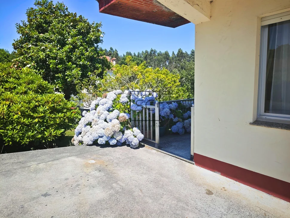 Casa independiente con dos viviendas y finca en Doso, Narón