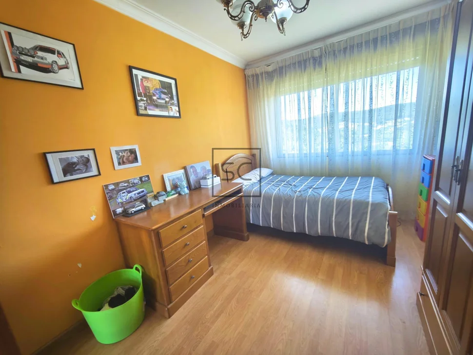 Casa independiente con dos viviendas y finca en Doso, Narón