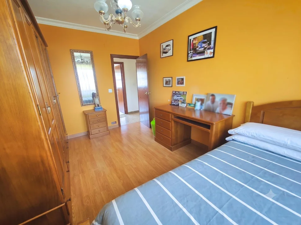 Casa independiente con dos viviendas y finca en Doso, Narón