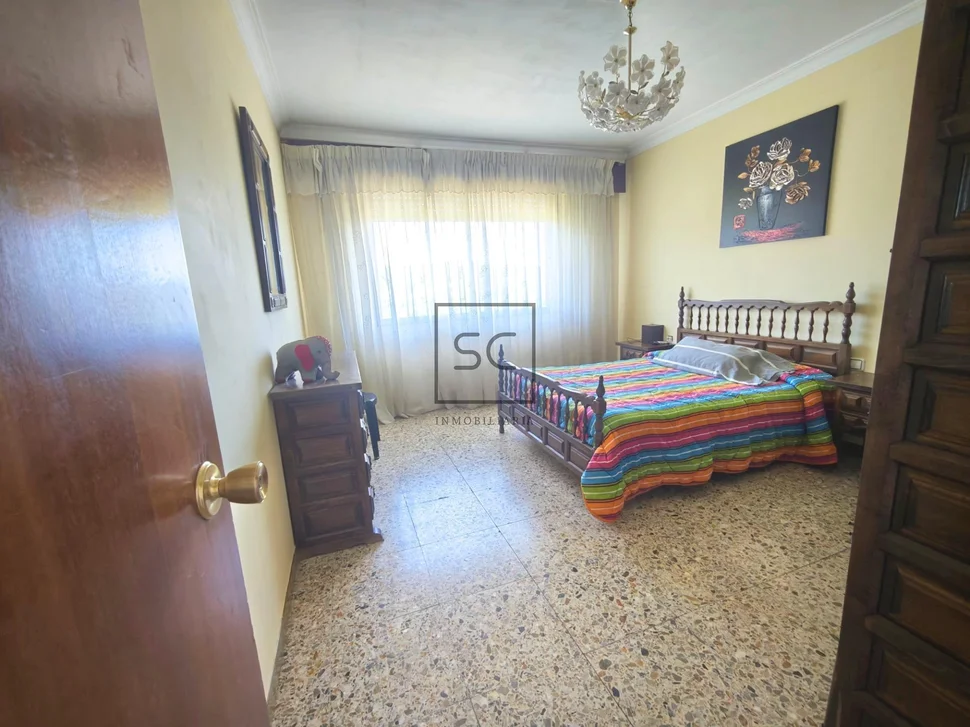 Casa independiente con dos viviendas y finca en Doso, Narón