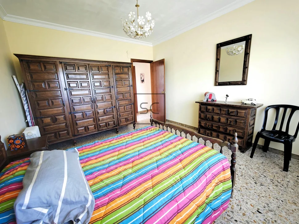 Casa independiente con dos viviendas y finca en Doso, Narón