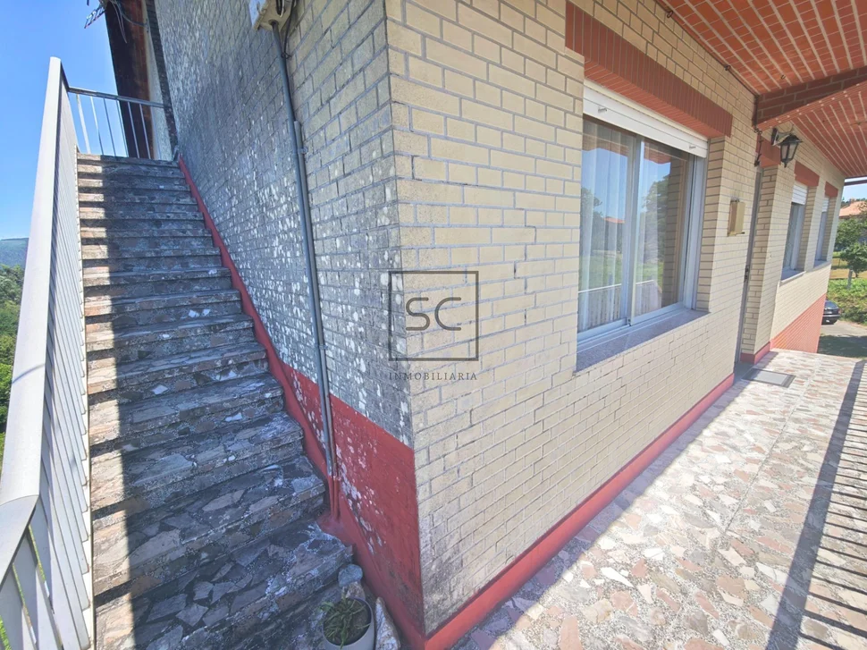 Casa independiente con dos viviendas y finca en Doso, Narón
