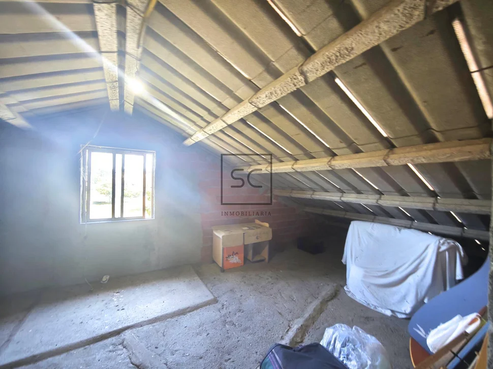 Casa independiente con dos viviendas y finca en Doso, Narón