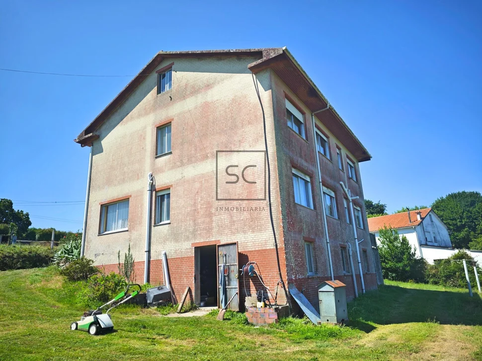 Casa independiente con dos viviendas y finca en Doso, Narón