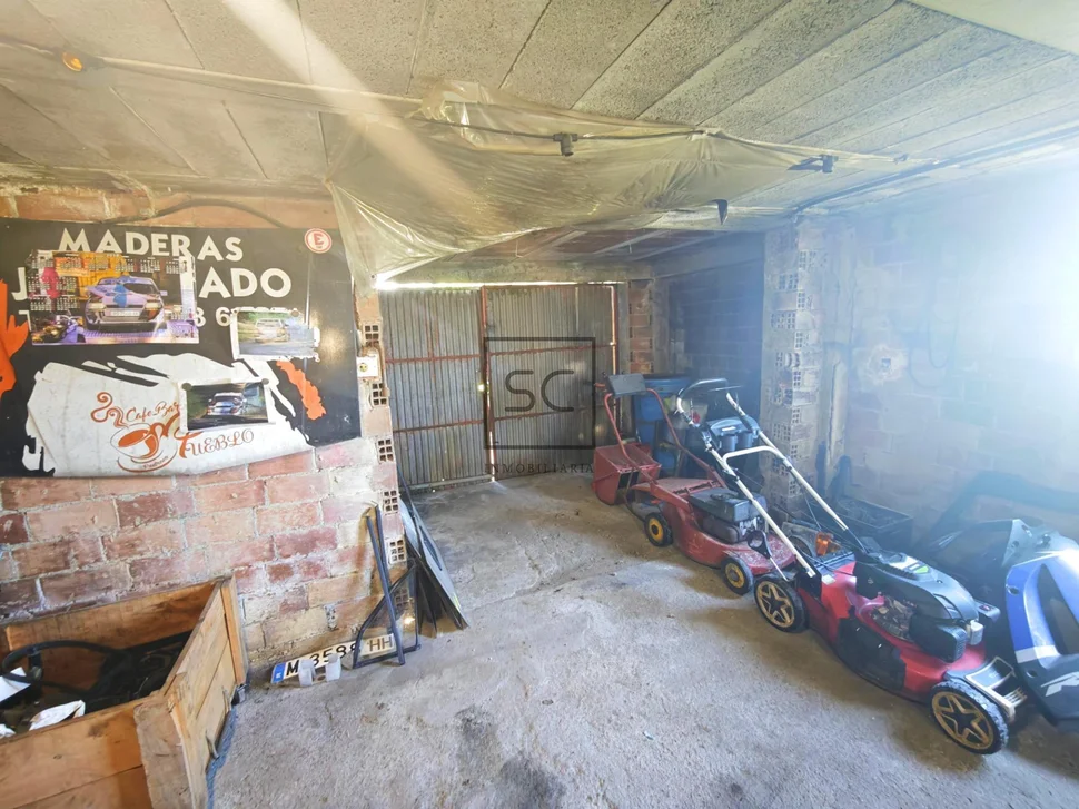 Casa independiente con dos viviendas y finca en Doso, Narón