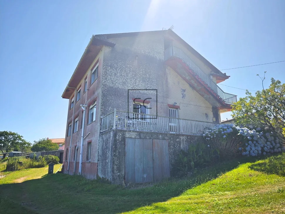 Casa independiente con dos viviendas y finca en Doso, Narón
