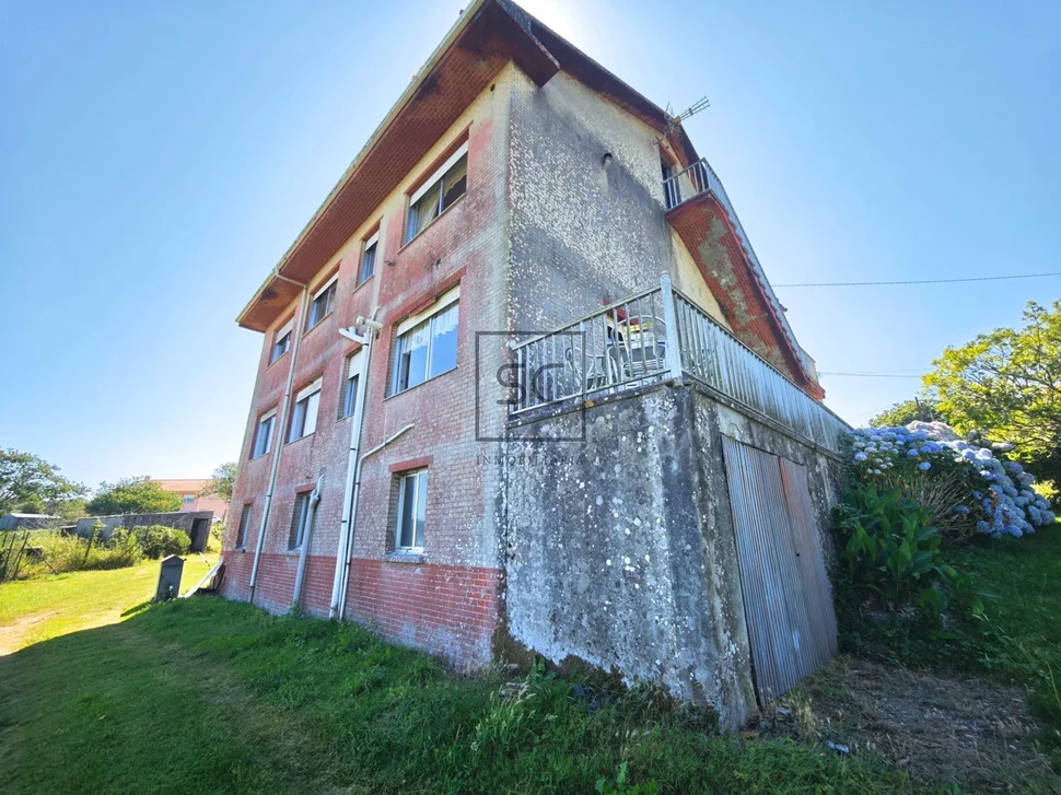 Casa independiente con dos viviendas y finca en Doso, Narón