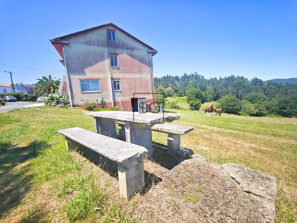 Casa independiente con dos viviendas y finca en Doso, Narón
