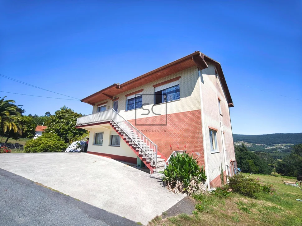 Casa independiente con dos viviendas y finca en Doso, Narón