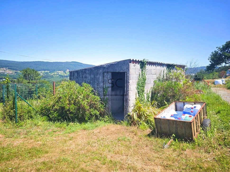 Casa independiente con dos viviendas y finca en Doso, Narón