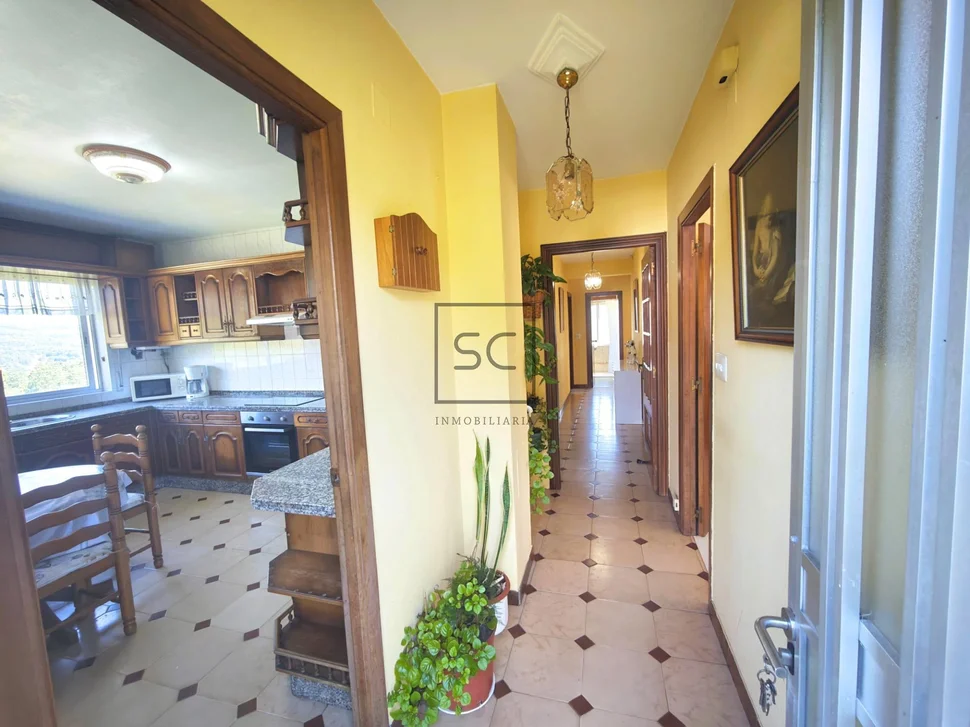 Casa independiente con dos viviendas y finca en Doso, Narón