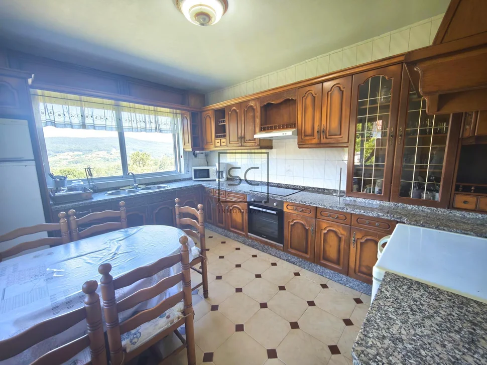 Casa independiente con dos viviendas y finca en Doso, Narón