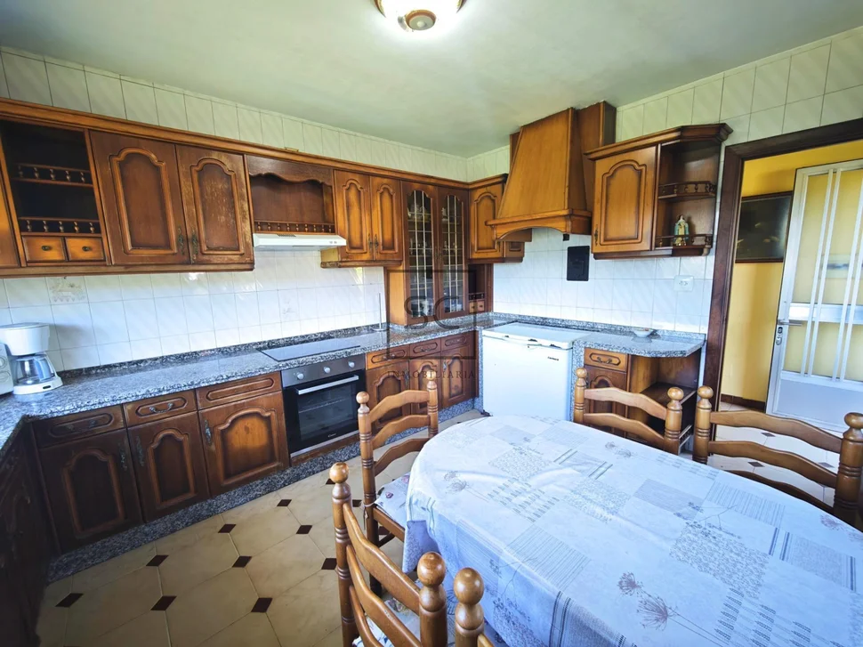 Casa independiente con dos viviendas y finca en Doso, Narón
