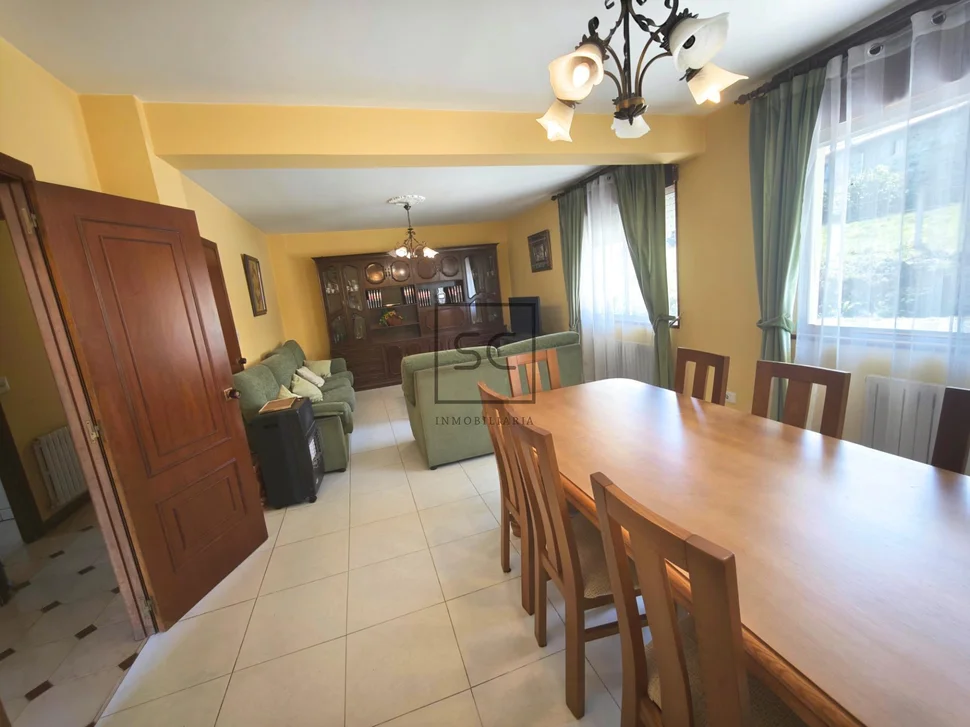 Casa independiente con dos viviendas y finca en Doso, Narón