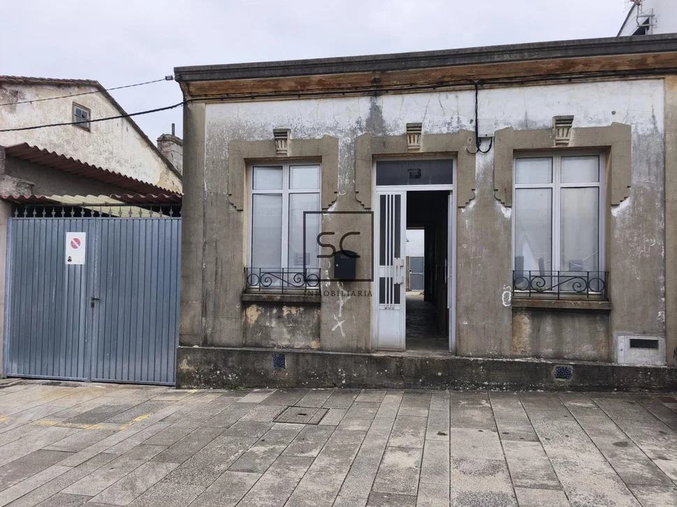 Casa con garajes y bodega en Neda.