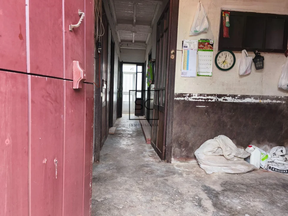 Casa con garajes y bodega en Neda.