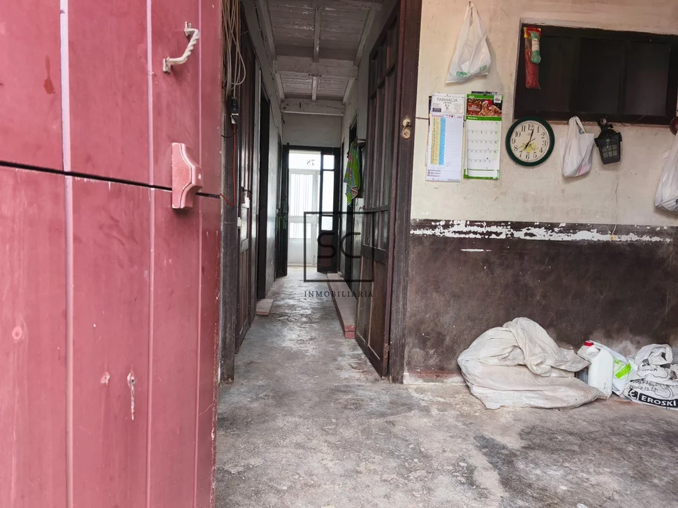 Casa con garajes y bodega en Neda.