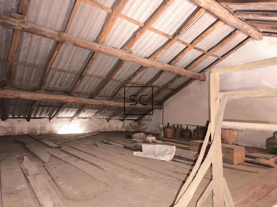 Casa con garajes y bodega en Neda.