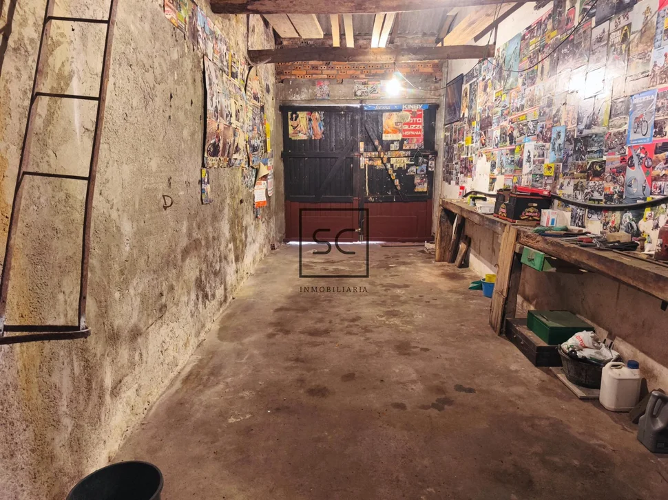 Casa con garajes y bodega en Neda.