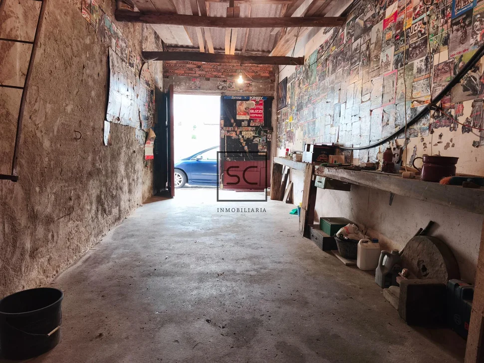 Casa con garajes y bodega en Neda.