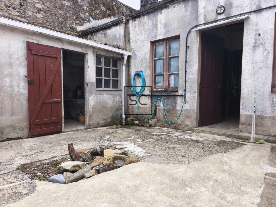 Casa con garajes y bodega en Neda.