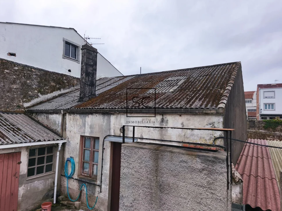 Casa con garajes y bodega en Neda.