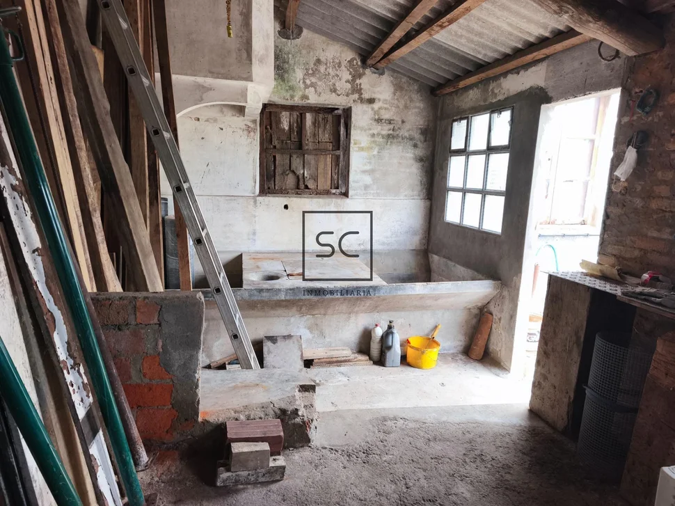 Casa con garajes y bodega en Neda.