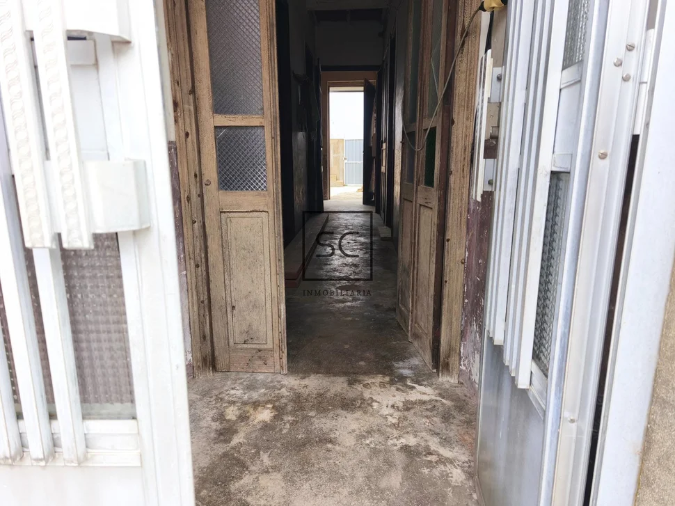 Casa con garajes y bodega en Neda.