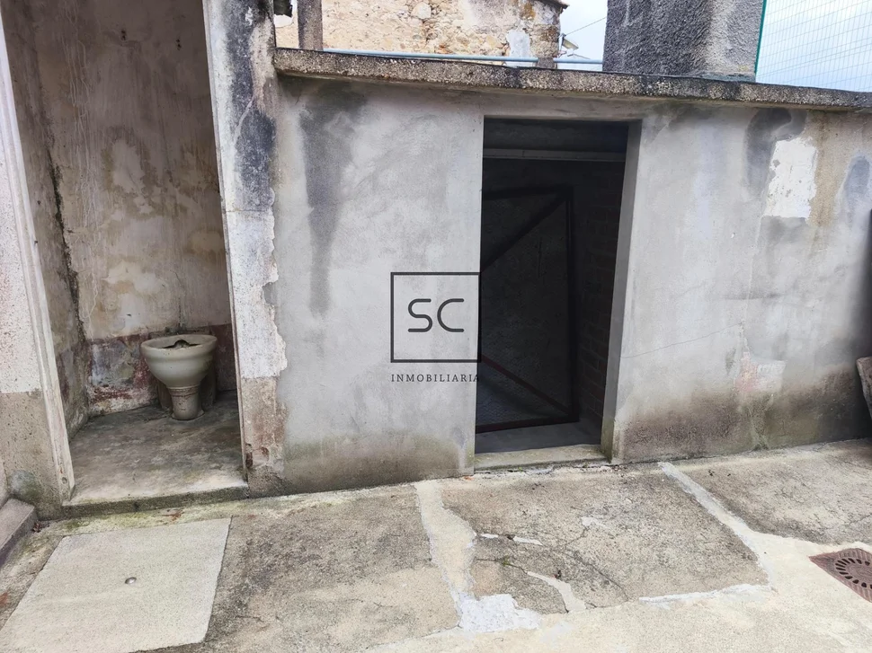Casa con garajes y bodega en Neda.