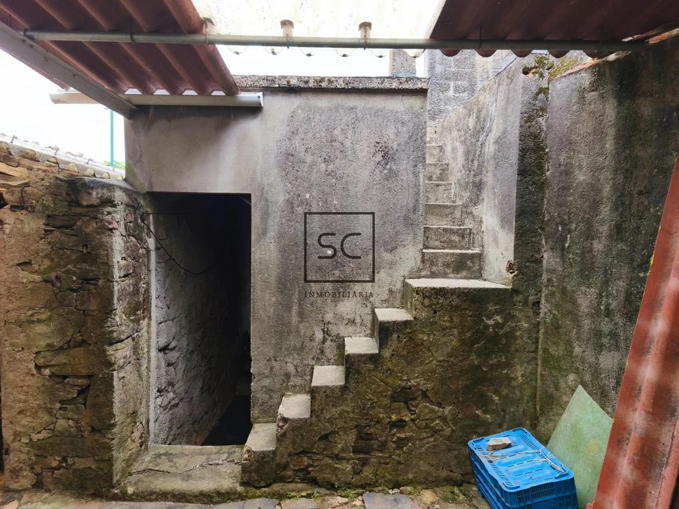 Casa con garajes y bodega en Neda.