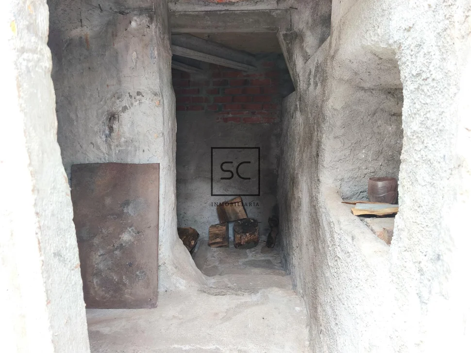 Casa con garajes y bodega en Neda.