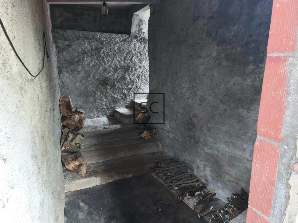 Casa con garajes y bodega en Neda.