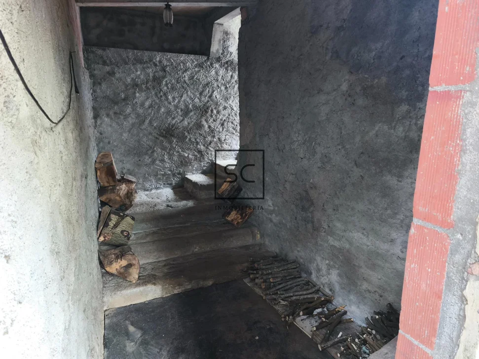Casa con garajes y bodega en Neda.
