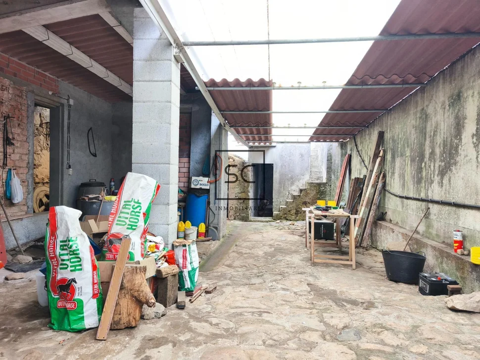 Casa con garajes y bodega en Neda.