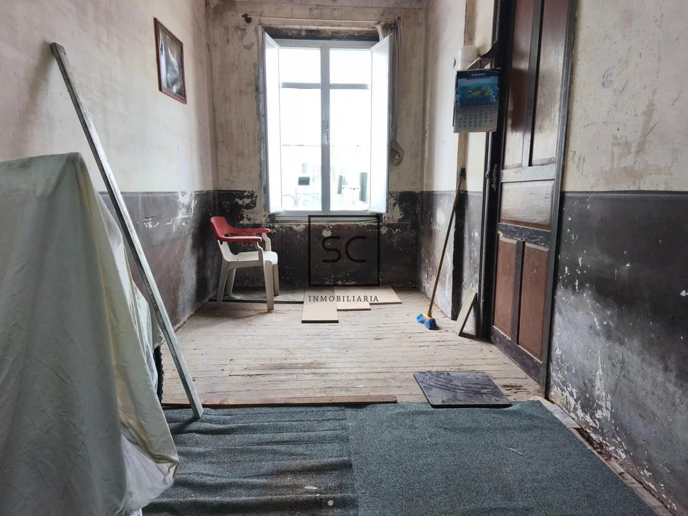 Casa con garajes y bodega en Neda.