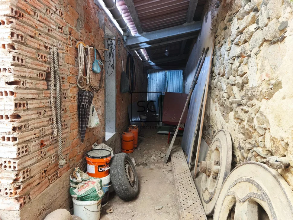 Casa con garajes y bodega en Neda.
