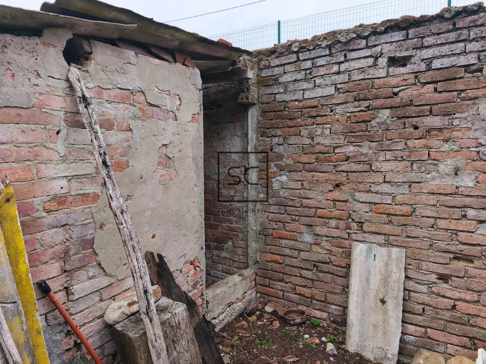 Casa con garajes y bodega en Neda.