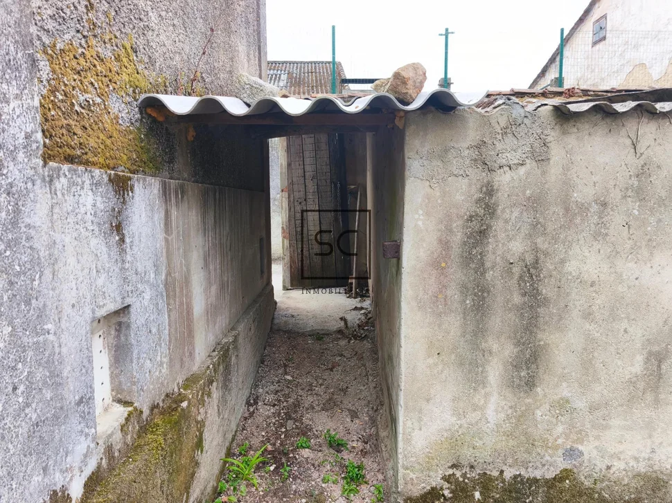 Casa con garajes y bodega en Neda.