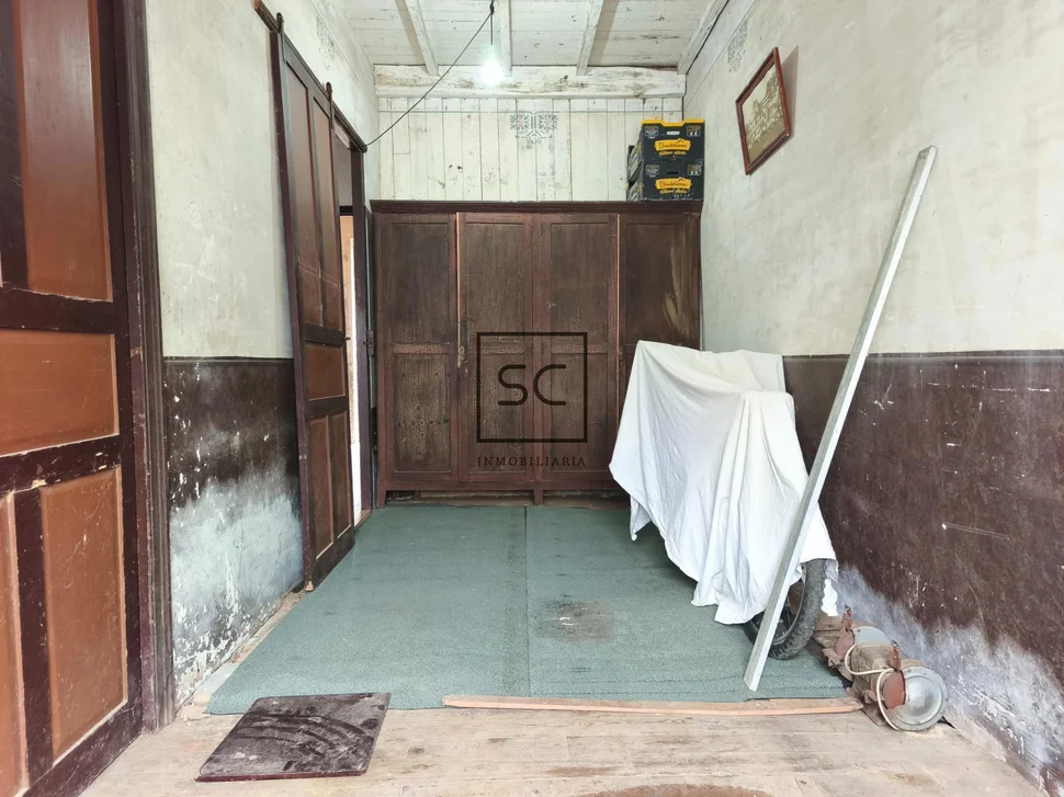 Casa con garajes y bodega en Neda.