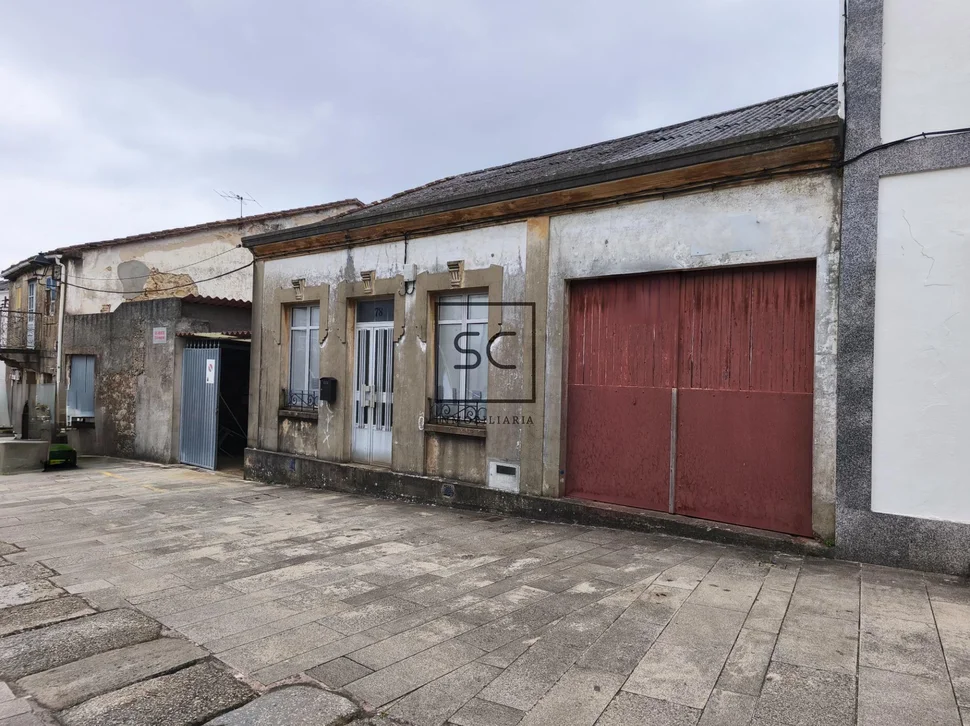 Casa con garajes y bodega en Neda.